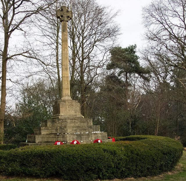 Oxshott War Memorial © Jim Osley (cc-by-sa/2.0) geograph.org.uk/p/7709052